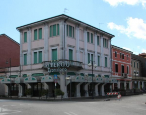 Отель Albergo Ristorante Leon d'Oro  Новента Ди Пиаве